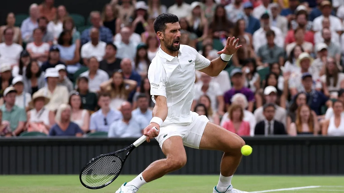 Djokovic avanza al terzo turno di Wimbledon dopo la vittoria su Tsitsipas