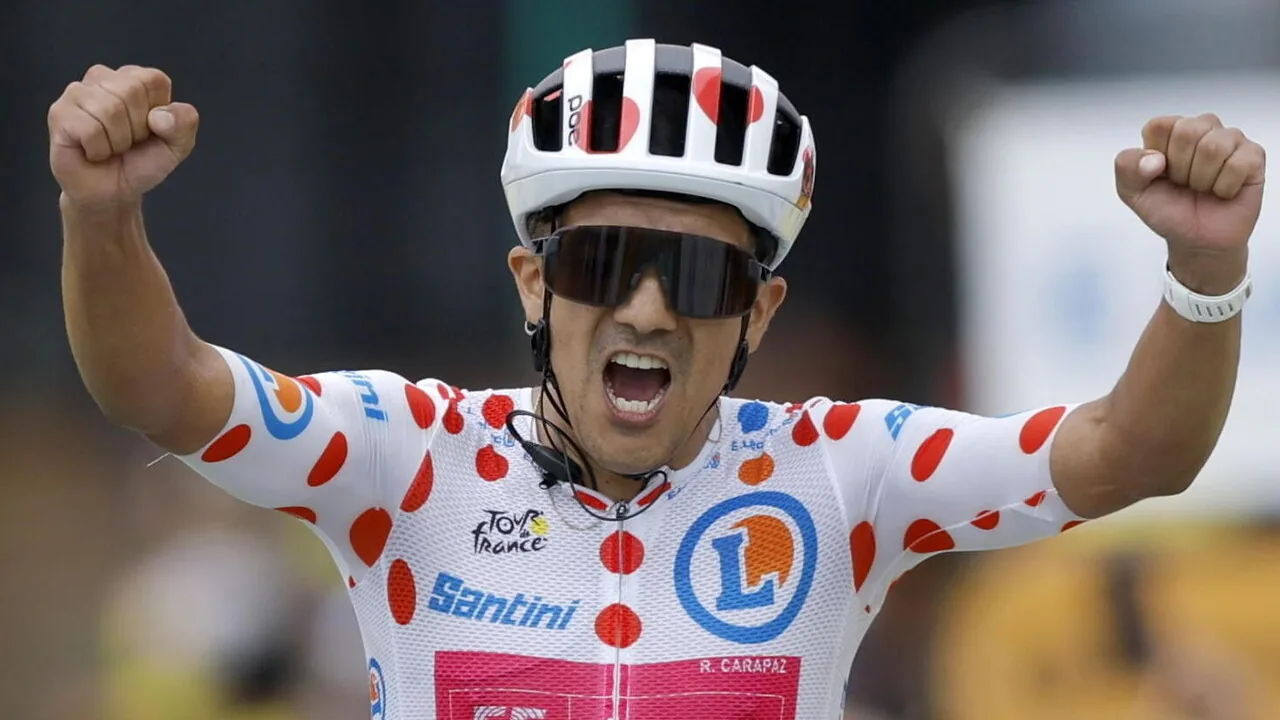 L'Alpe d'Huez bis è di Carapaz, Remco e Del Toro sul podio del Tour con re Pogacar - La Gazzetta dello Sport