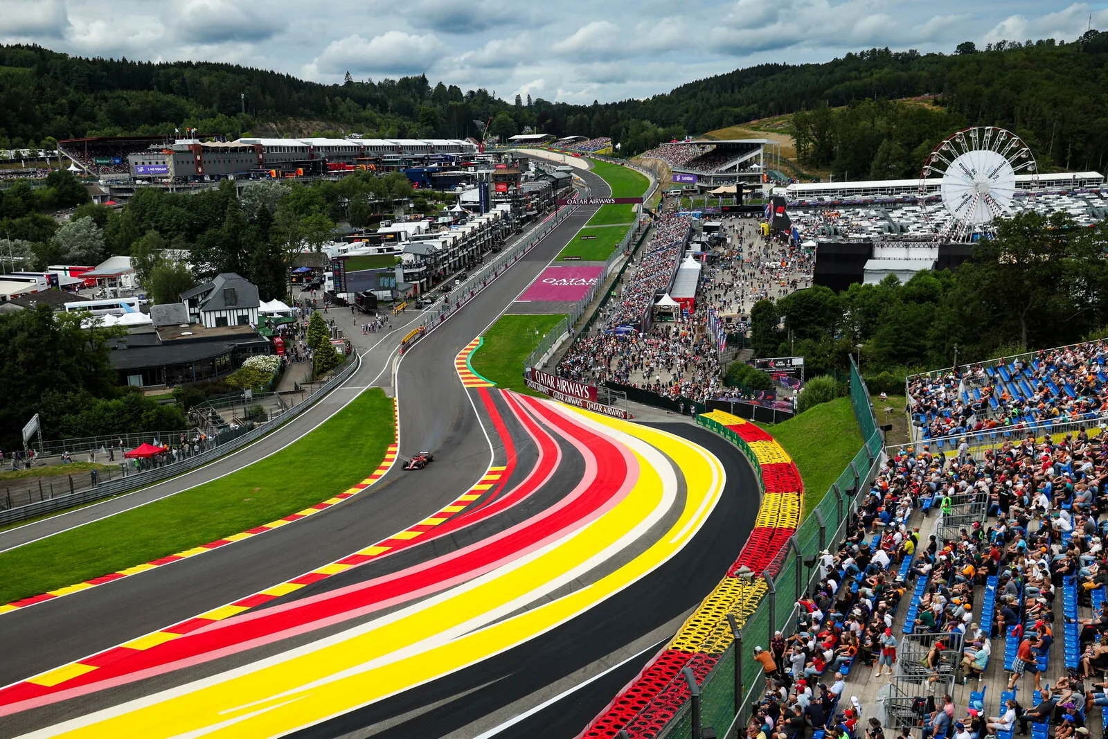 Le ambizioni della Ferrari a Spa: i motivi per sperare di sorprendere la Mercedes e il record di Hamilton - Il Fatto Quotidiano
