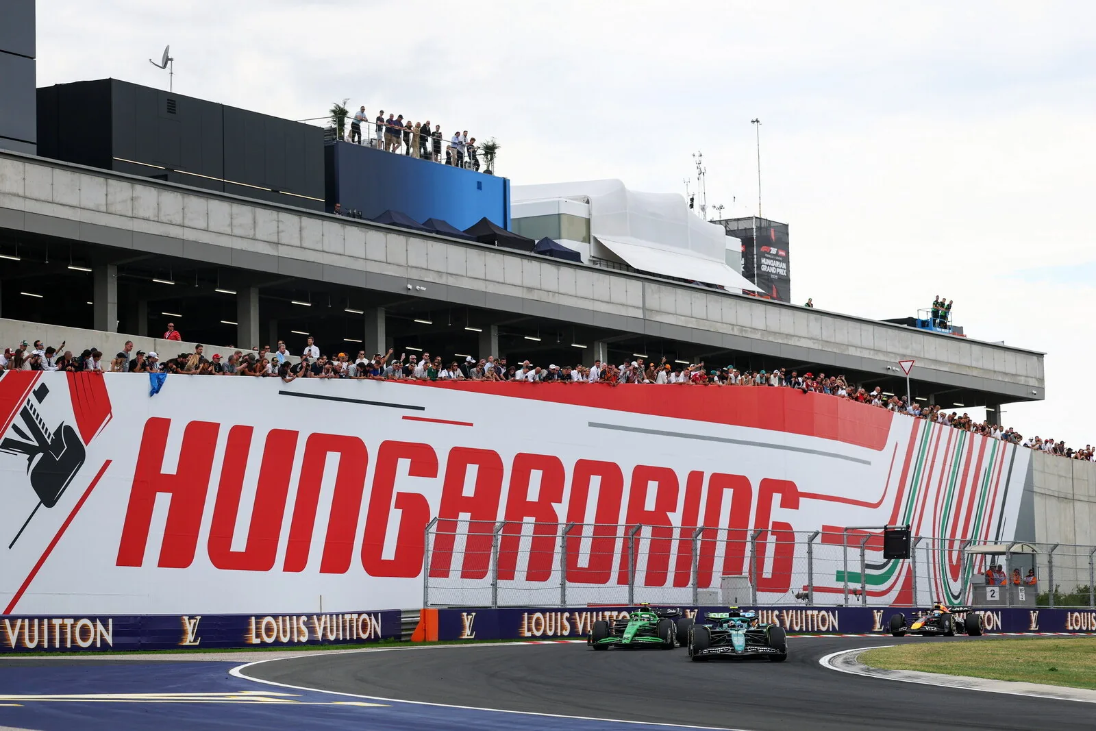Prima solo Leclerc, poi anche Hamilton: la mossa Ferrari per volare nelle lente curve ungheresi - La Gazzetta dello Sport