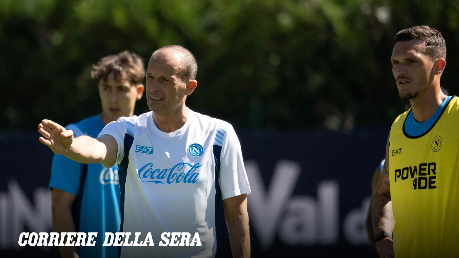 Napoli, bagno di folla a Dimaro per la presentazione della squadra: l'ovazione dei tifosi azzurri per Allegri