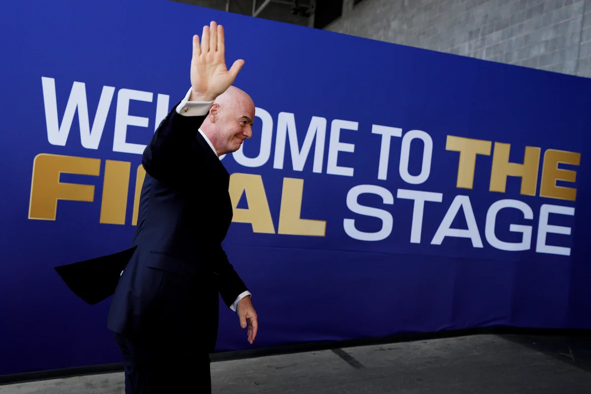 Calcio in rivolta col piano di Infantino. Malagò: "Noi stiamo con la Uefa"