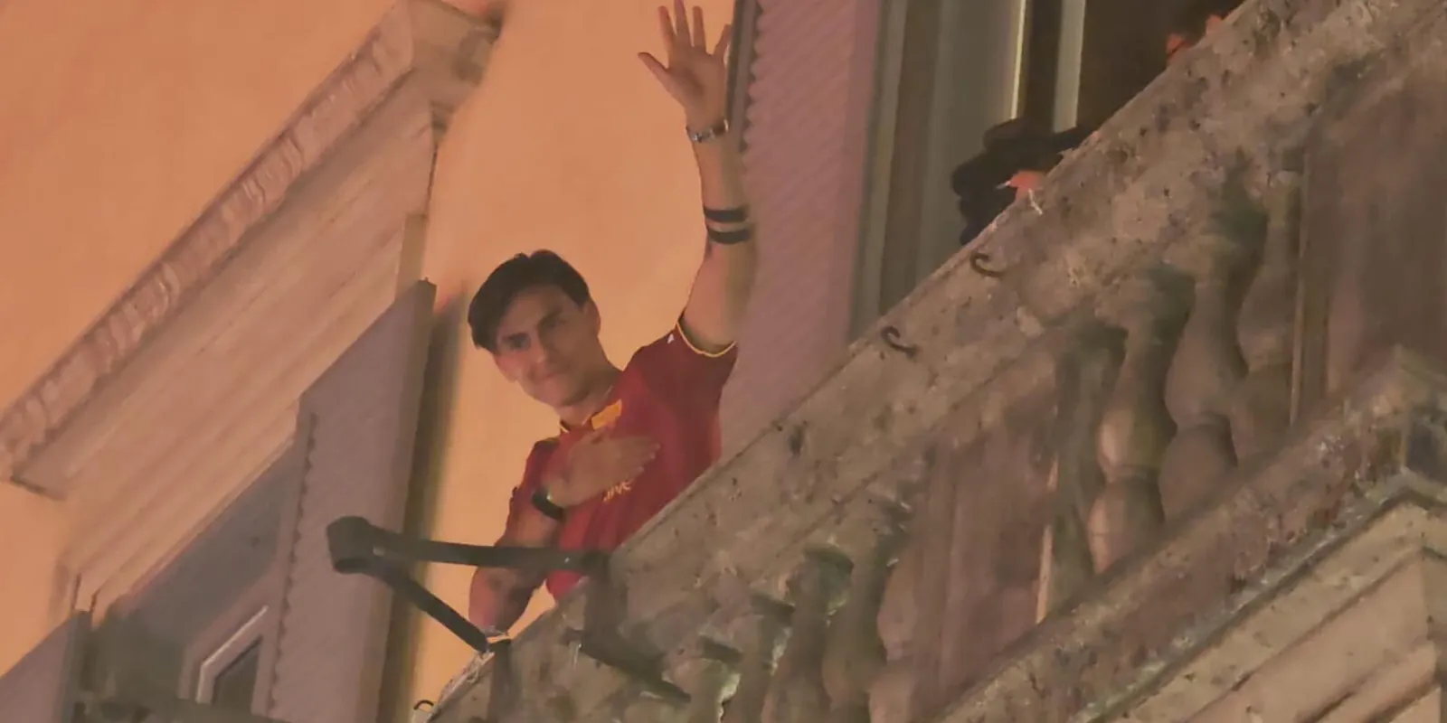 Dybala partecipa alla festa dei 99 anni della Roma: si affaccia dal balcone e i tifosi impazziscono