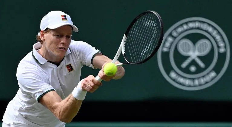 Jannik Sinner colpisce di rovescio (foto Getty Images)