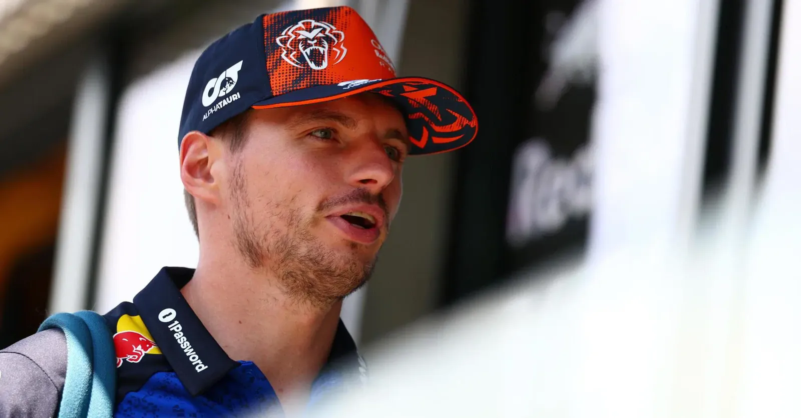 "Potrei smettere anche io, cos&igrave; &egrave; dura per un vero pilota": Verstappen difende Alonso e attacca (ancora) la F1 2026