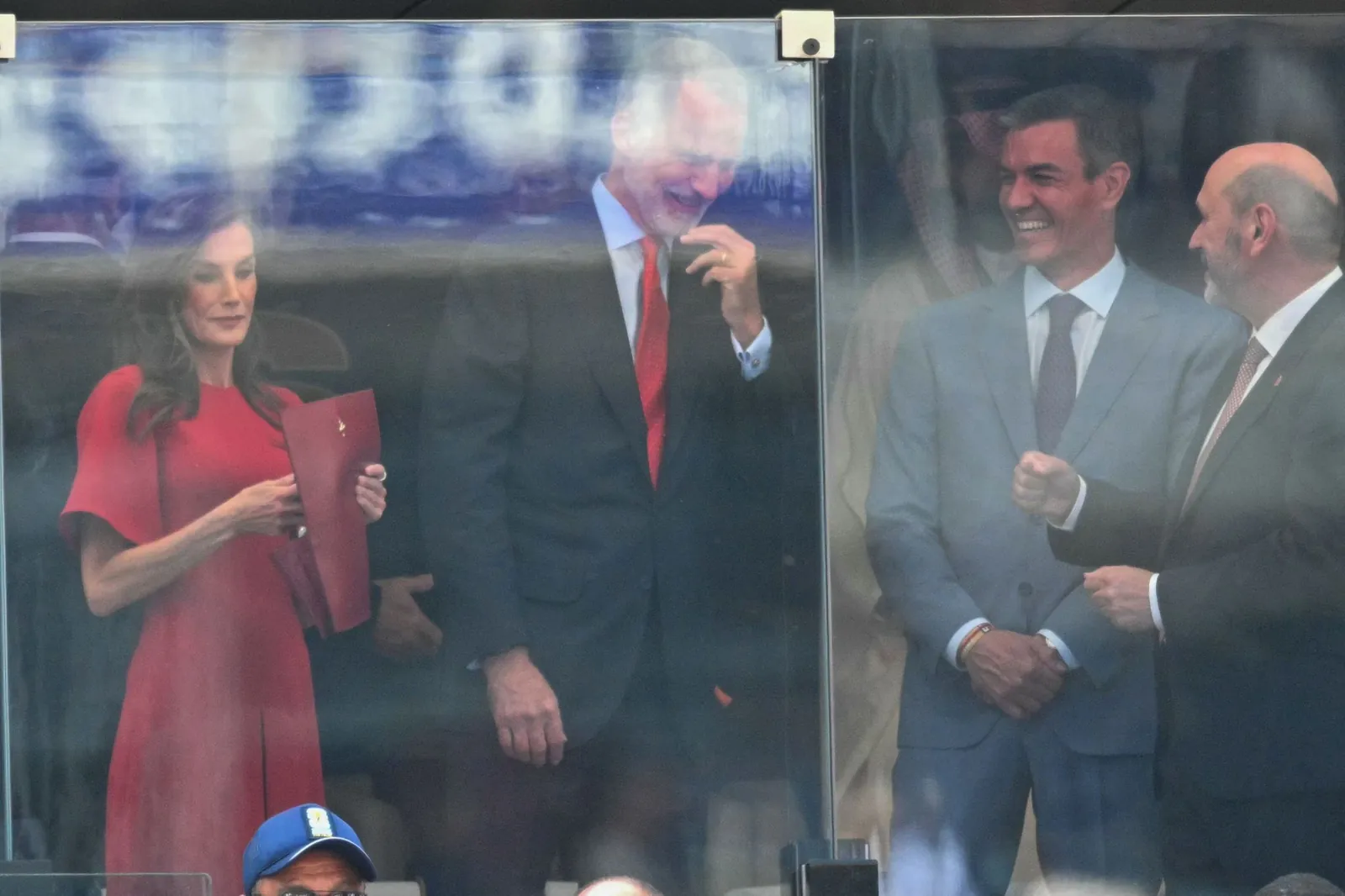 I Reali di Spagna con il presidente Pedro Snchez durante la cerimonia di chiusura dei Mondiali 2026